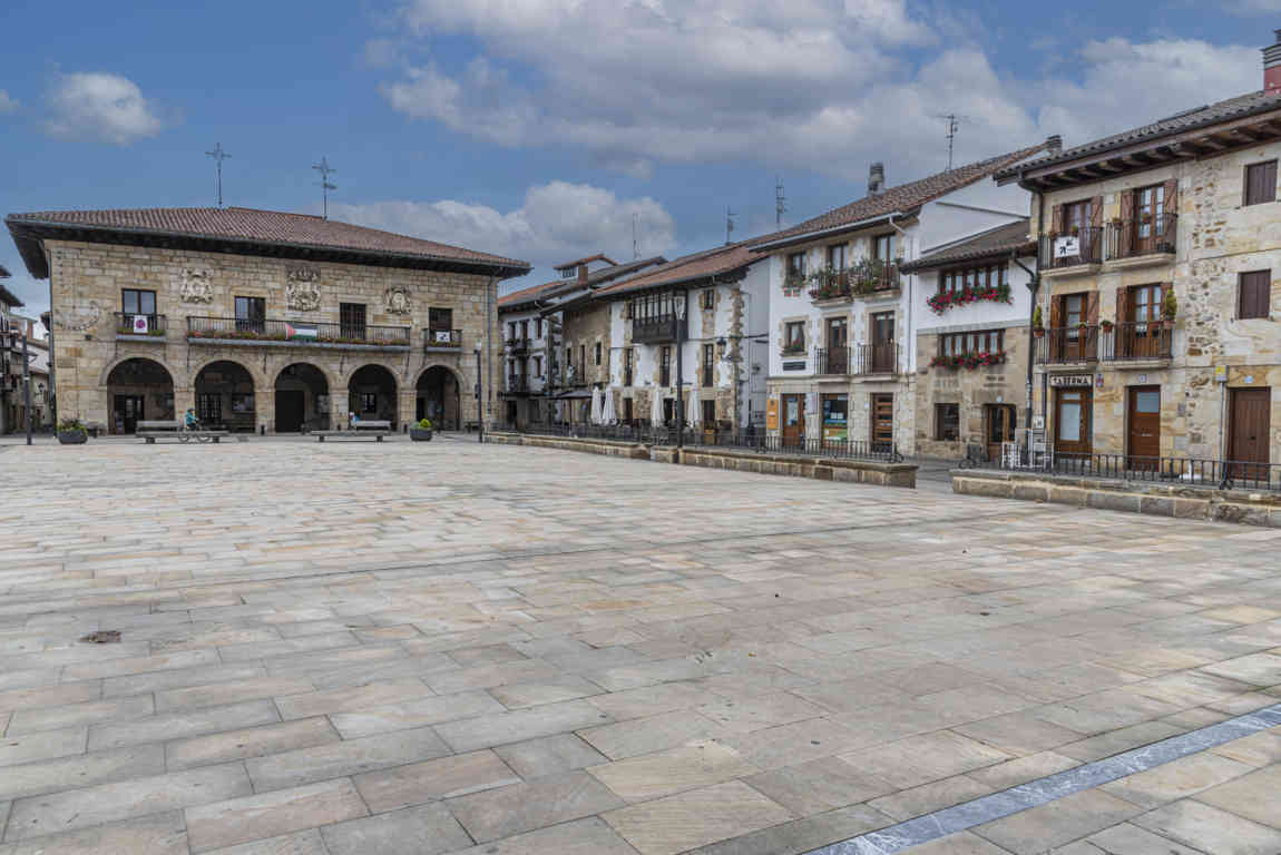 Vizcaya - Otxandio 02 - plaza Nagusia.jpg